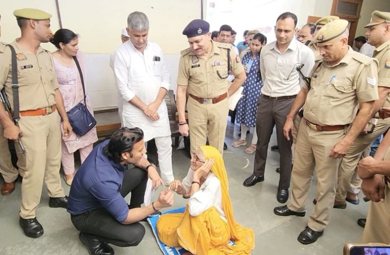 डीएम अरविन्द चौहान की मानवता की मिसाल: फरियादी महिला के साथ जमीन पर बैठकर सुनी समस्याएं