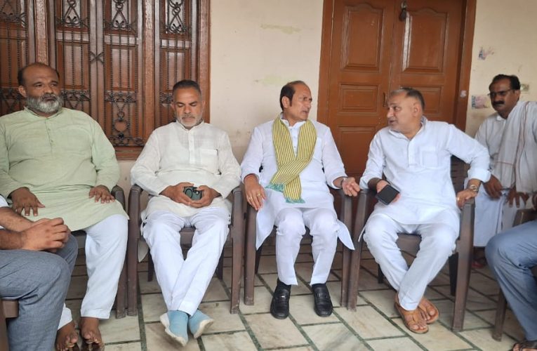 किसान देवेन्द्र की हत्या के बाद पीड़ित परिवार से मिले मंत्री सुरेश राणा