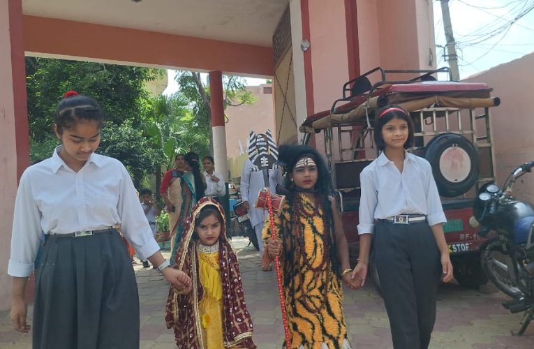 कावड़ यात्रा का अनूठा उत्सव: सरस्वती शिशु मंदिर स्कूल में शिव भक्ति की बयार