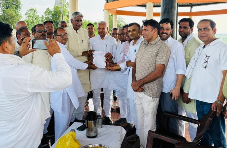 विद्यालयों के एकीकरण के विरोध में भाजपा एमएलसी को सौंपा ज्ञापन