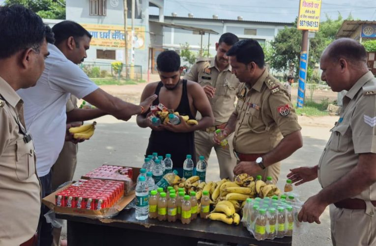 कोतवाल वीरेंद्र सिंह कसाना ने कांवड़ियों को वितरित किये फलाहार