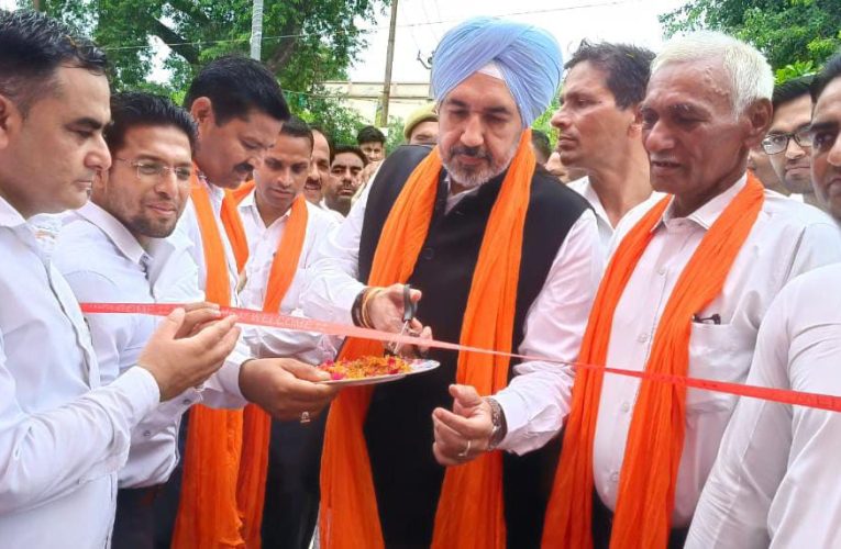 न्यायिक अधिकारियों व अधिवक्ताओं ने कांवड़ियों पर की पुष्पवर्षा