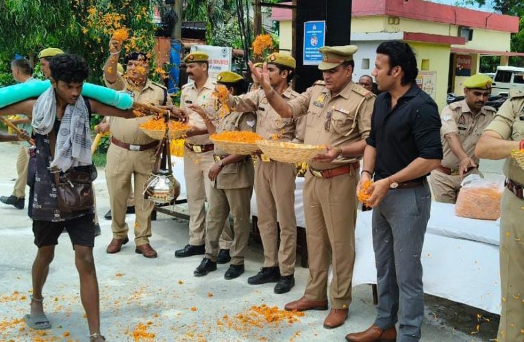 कांवड़ यात्रियों पर पुष्पवर्षा: डीएम-एसपी ने किया अभिनंदन