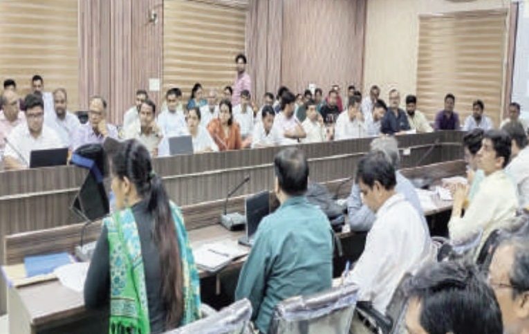 जिलाधिकारी की अध्यक्षता में स्वास्थ्य समिति की महत्वपूर्ण बैठक संपन्न