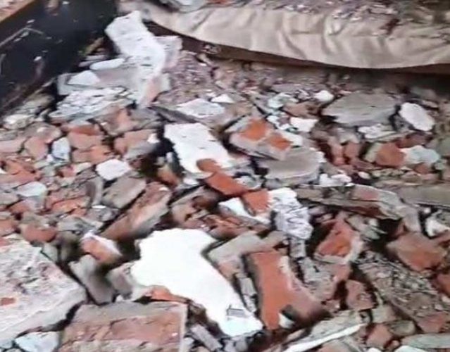 सुरक्षित रहा परिवार, लिंटर का मलबा गिरने से बची बड़ी घटनाएं