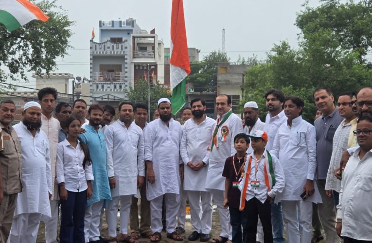 पत्रकार संगठन कैराना के कार्यालय पर नपा चेयरमैन ने फहराया तिरंगा