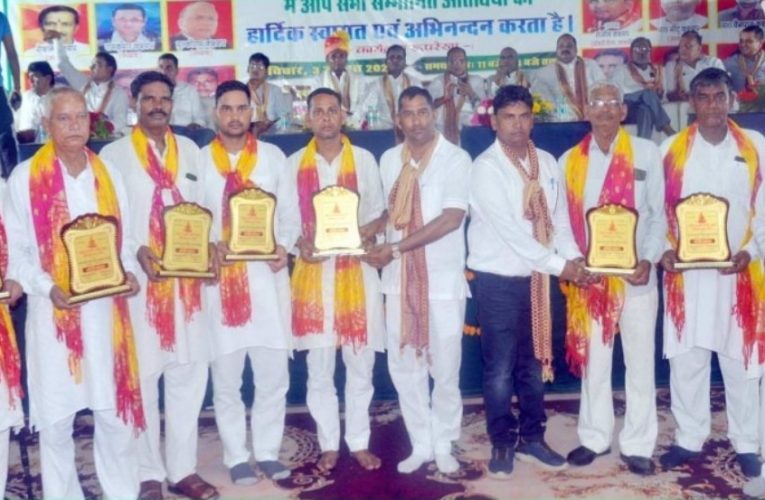 प्रतिभा समारोह में मेधावी छात्रों को सम्मान, समाज में जागरूकता का संकल्प