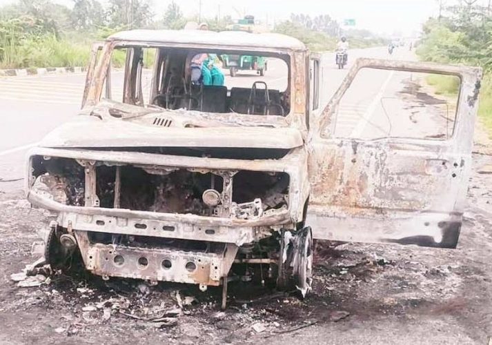 हाईवे पर कार में लगी भीषण आग, चालक की जान बची