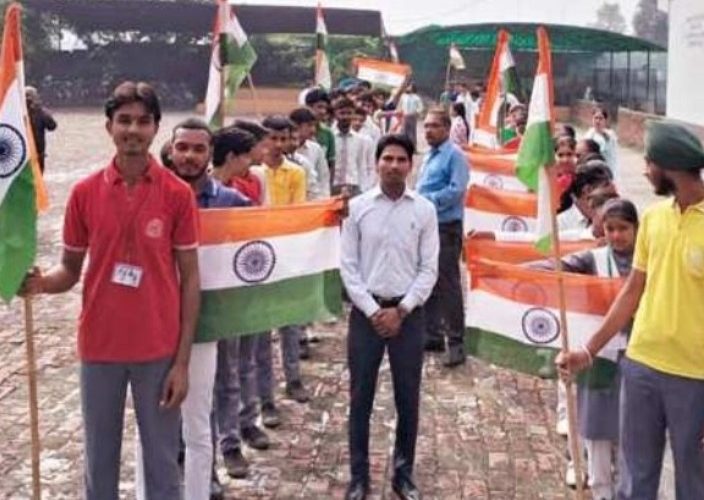देशभक्ति के रंग में रंगा डी-सेंट पब्लिक स्कूल, निकाली भव्य तिरंगा यात्रा।