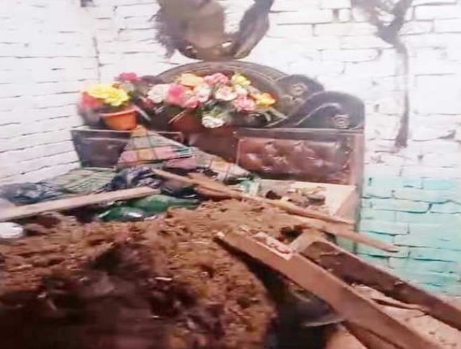 तेज बारिश से कच्चे मकान की छत गिरी, परिवार सुरक्षित 