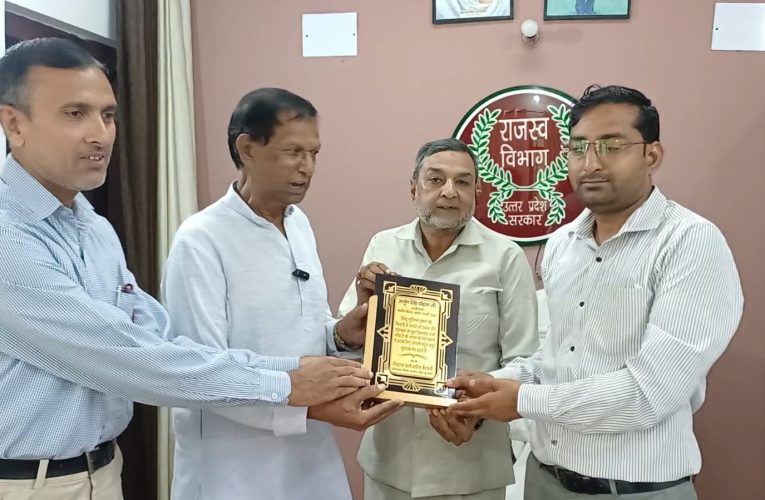 मशहूर शायर रियासत अली ताबिश ने अधिकारियों को किया सम्मानित