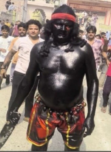 काल जुलूस में उमड़ा आस्था और सौहार्द  हिंदू-मुस्लिम सहित छत्तीस बिरादरी के लोगों की रही सहभागिता  श्रीरामलीला महोत्सव के अंतर्गत नगर की परंपरा जीवंत