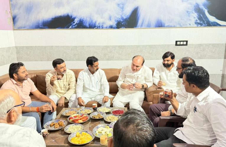 पूर्व ब्लाक प्रमुख चौधरी मांगा हसन के आवास पर पहुंचे, विधायक अशरफ अली