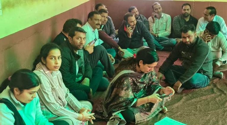 कैराना में कार्य बहिष्कार करके धरने पर बैठे लेखपाल, सौंपा ज्ञापन