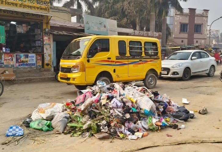 झिंझाना में सफाई कर्मचारियों की हड़ताल) हड़ताली सफाई कर्मचारियों ने नहीं करने दी नगर में सफाई – बीच रास्ते पलटा दी कूड़े से भरी ट्रोलियां