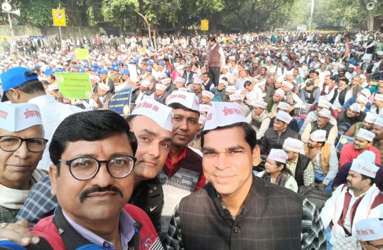 टीईटी अनिवार्यता के विरोध में)  दिल्ली जंतर मंतर पर आयोजित धरने प्रदर्शन में शामिल हुए शामली के सैकड़ो शिक्षक