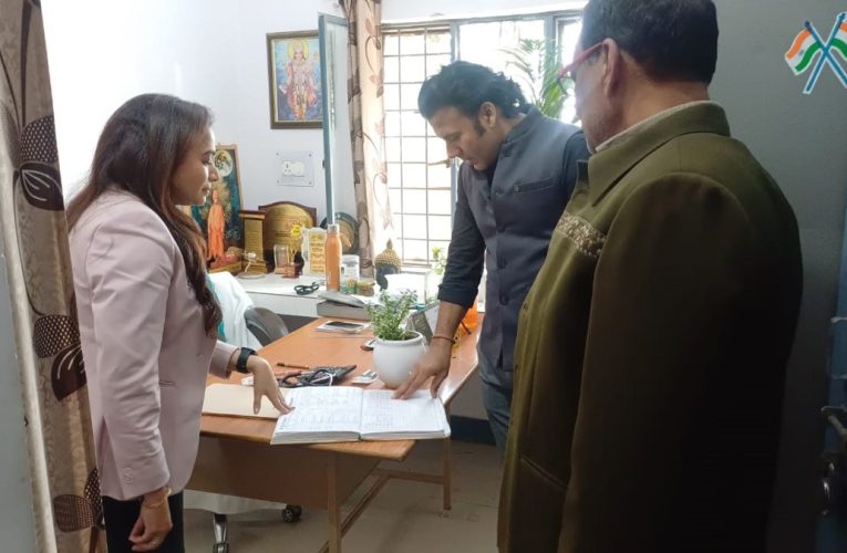 डीएम ने किया पीएचसी का निरीक्षण, दिए निर्देश