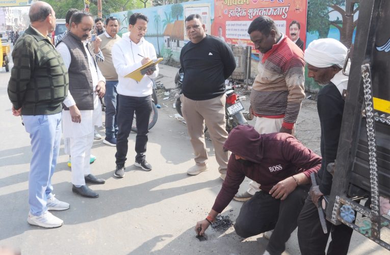 मिल रोड पर सड़क की जांच करने पहुंचे पीडब्लूडी के जेई, भरा सैंपल