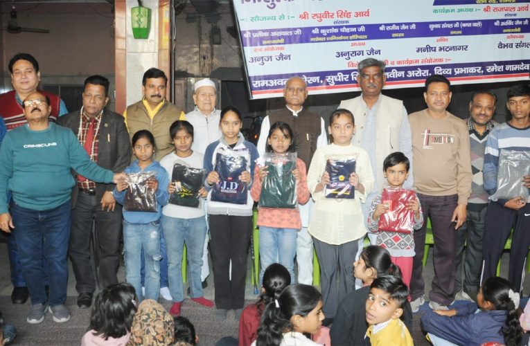सर्दी को लेकर बच्चों को वितरित की गयी निशुल्क जर्सियां व टोपे