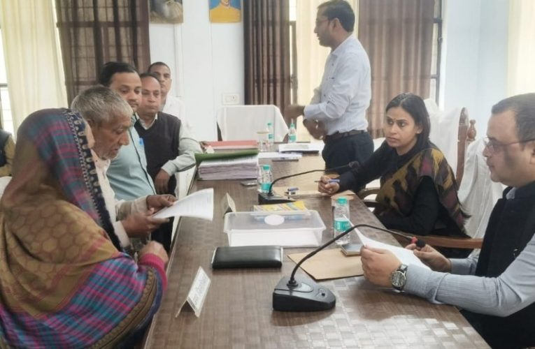 कैराना में एडीएम सत्येंद्र कुमार सिंह ने सुनी जनसमस्याएं