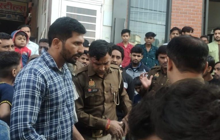 बाइक सवार पुलिसकर्मियों को पटाखा बुलेट से मारी टक्कर, गम्भीर