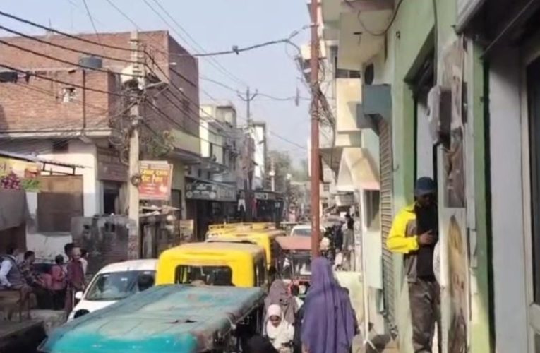 नाल से बाहर निकली गंदगी के कारण घंटो लगा जाम