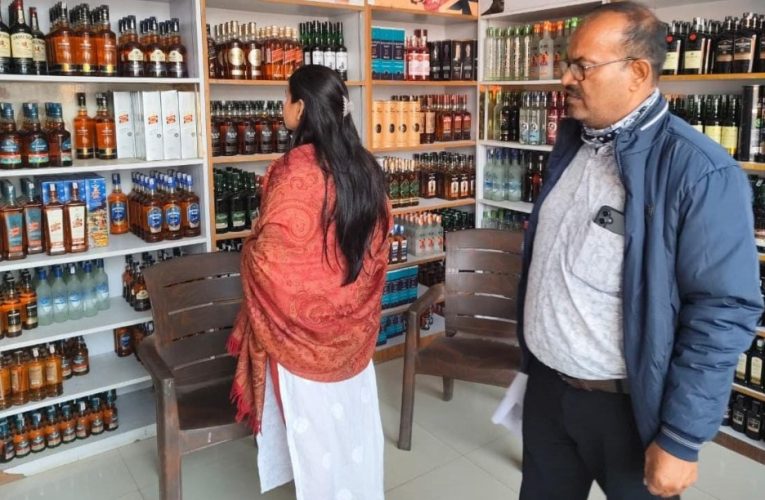 शराब के ठेकों पर रूटीन जांच को पहुंची एसडीएम, जांचे स्टॉक
