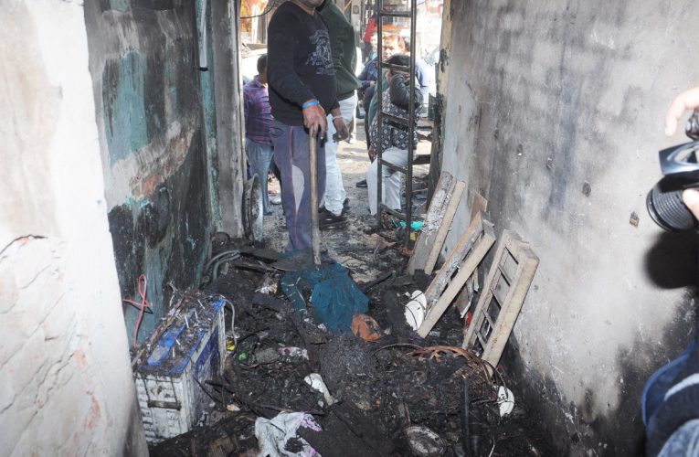जूस व फल की दुकान मंे लगी भीषण आग, लाखों का नुकसान