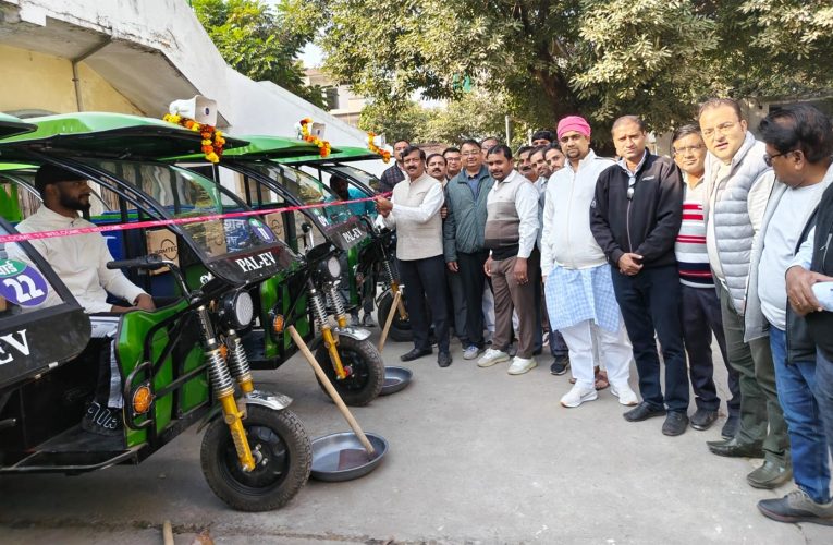 शहर की साफ सफाई के लिए 25 हाईड्रोलिक रिक्शाओं का शुभारंभ