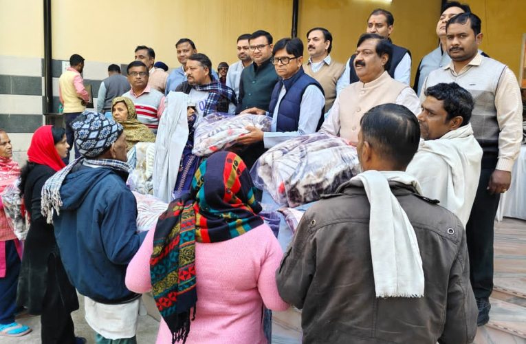 नगर पालिका ने जरूरतमंदों को वितरित किए 104 कंबल
