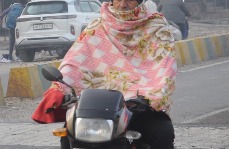 ठंड का दिखने लगा असर, गर्म कपडों में नजर आए लोग