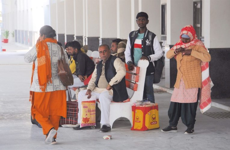 कई ट्रेनंे रही लेट, यात्रियों को हुई परेशानी