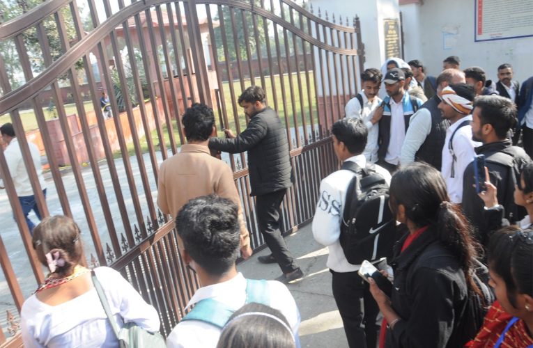 परीक्षा के लिए लेट पहुंची छात्रा को नहीं मिली एंट्री
