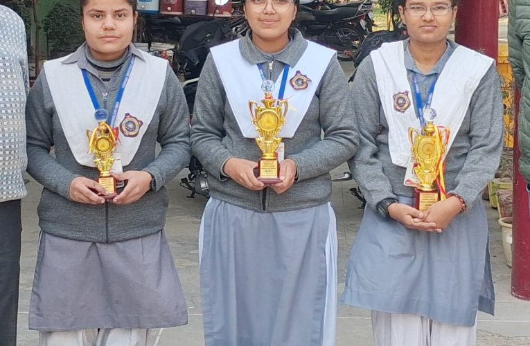 सडक सुरक्षा निबंध लेखन में छात्राएं सम्मानित