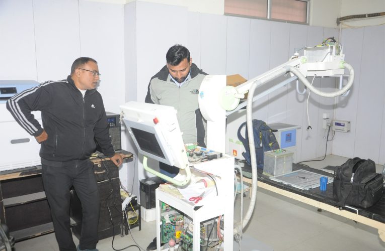 एक्सरे मशीन को ठीक करने में जुटे रहे कर्मचारी
