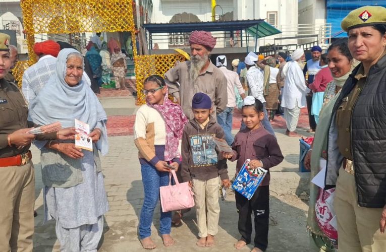 महिलाओं को हेल्पलाइन नंबरों की जानकारी दी