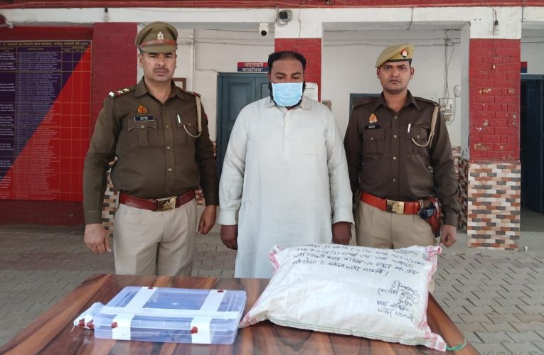 पत्नी व दो बच्चियों का हत्यारा गिरफ्तार, तीन तमंचे, खोखा व कारतूस भी बरामद. ग्रामीणों ने की हत्यारोपित को फांसी देने की मांग