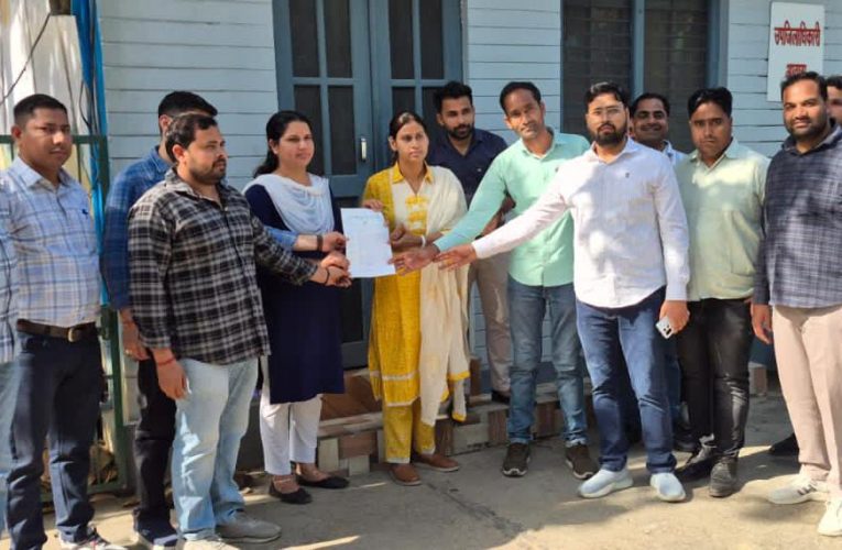 साथी लेखपाल के समर्थन में लामबंद हुए लेखपाल, सौंपा ज्ञापन